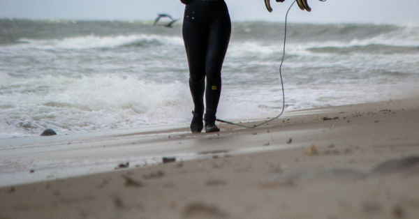 מומחי Rip Curl מסבירים: איך אלסטיות חליפת הגלישה משפיעה על המפרקים?